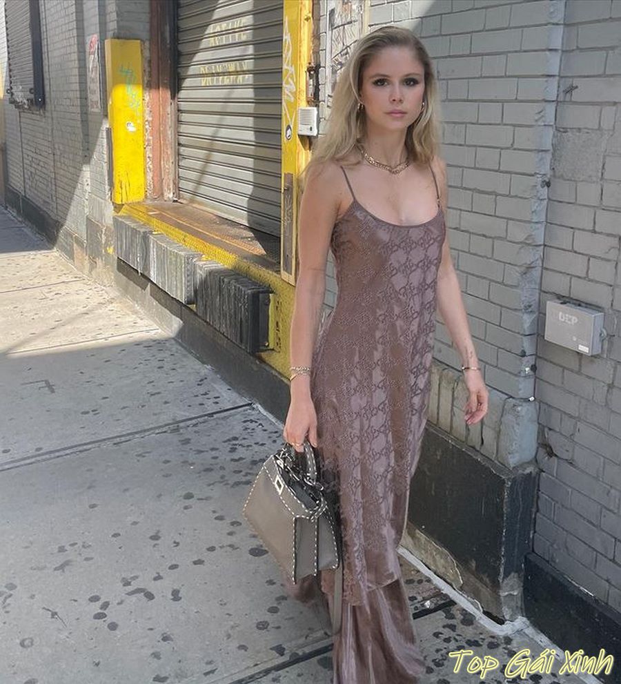 ảnh Erin Moriarty nude khiêu gợi 6