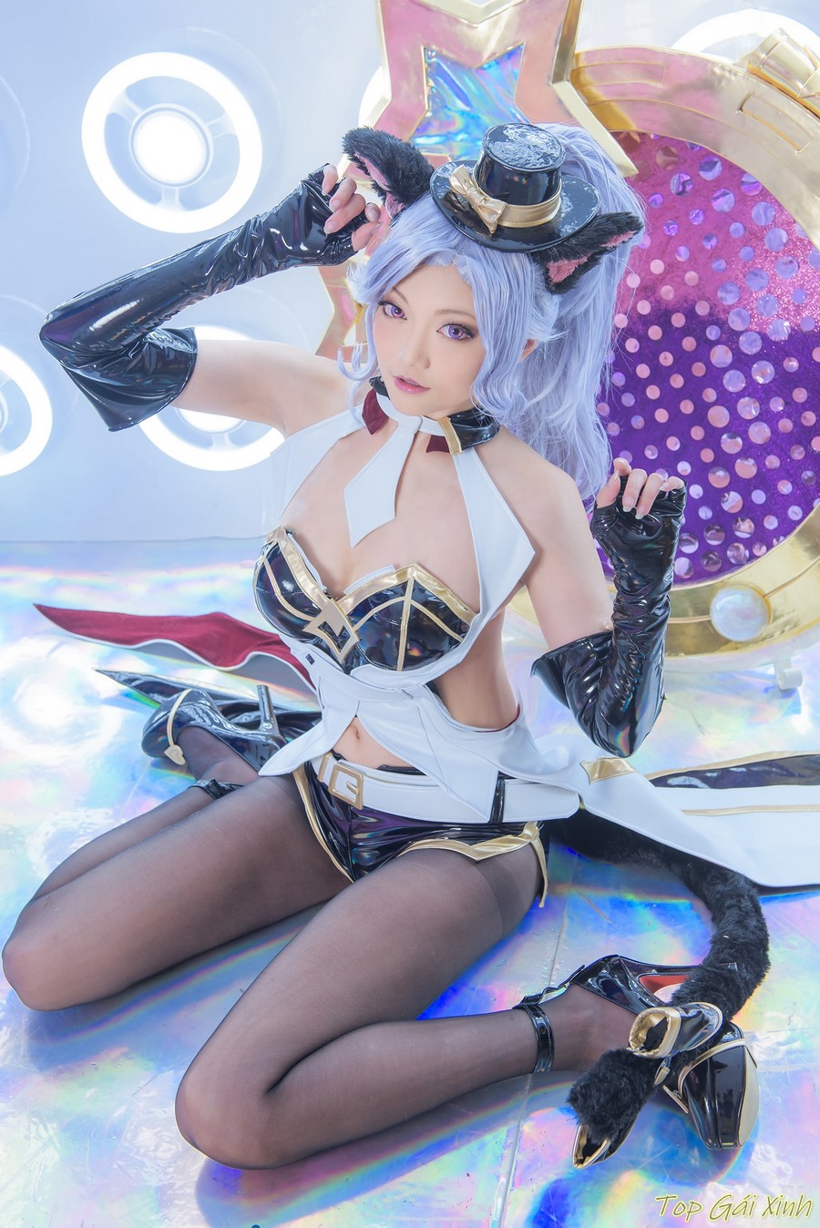 Thượng Cổ Chi Vương tung loạt ảnh gái xinh cosplay anime nổi tiếng trong  giới, vòng 1 nức nở, “mlem” hết chỗ chê