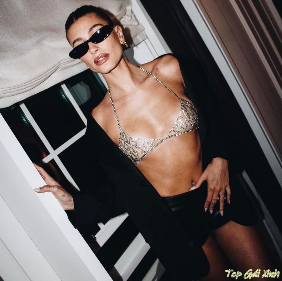 ảnh Hailey Baldwin nude gợi cảm 23