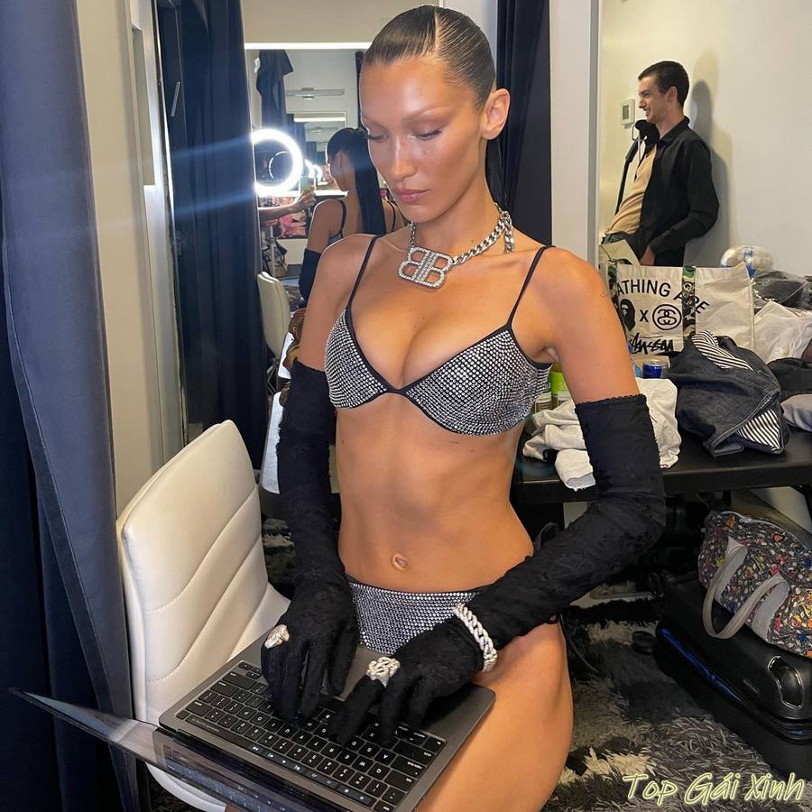 ảnh Bella Hadid nude táo bạo 32