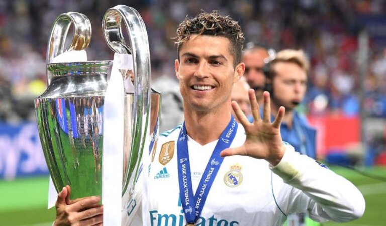 Cristiano Ronaldo là một trong những huyền thoại vĩ đại trong lịch sử bóng đá thế giới