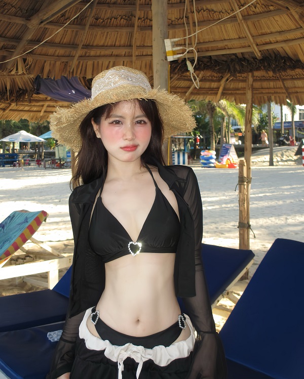 Ảnh tiktoker Linh Tít bikini 14