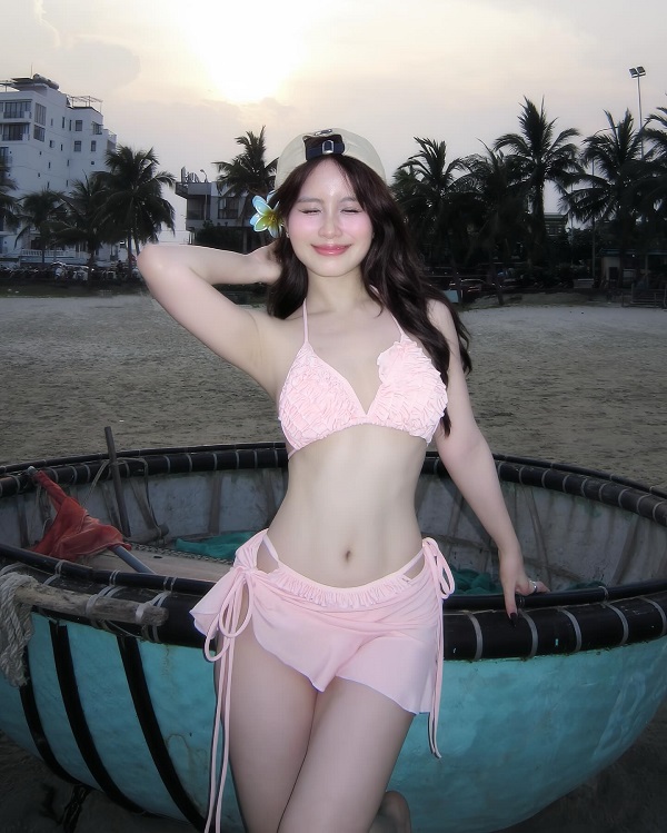 Ảnh tiktoker Linh Tít bikini 10