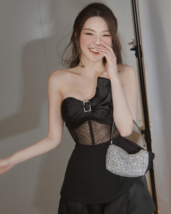 Ảnh tiktoker Châu Tú Linh sexy 16